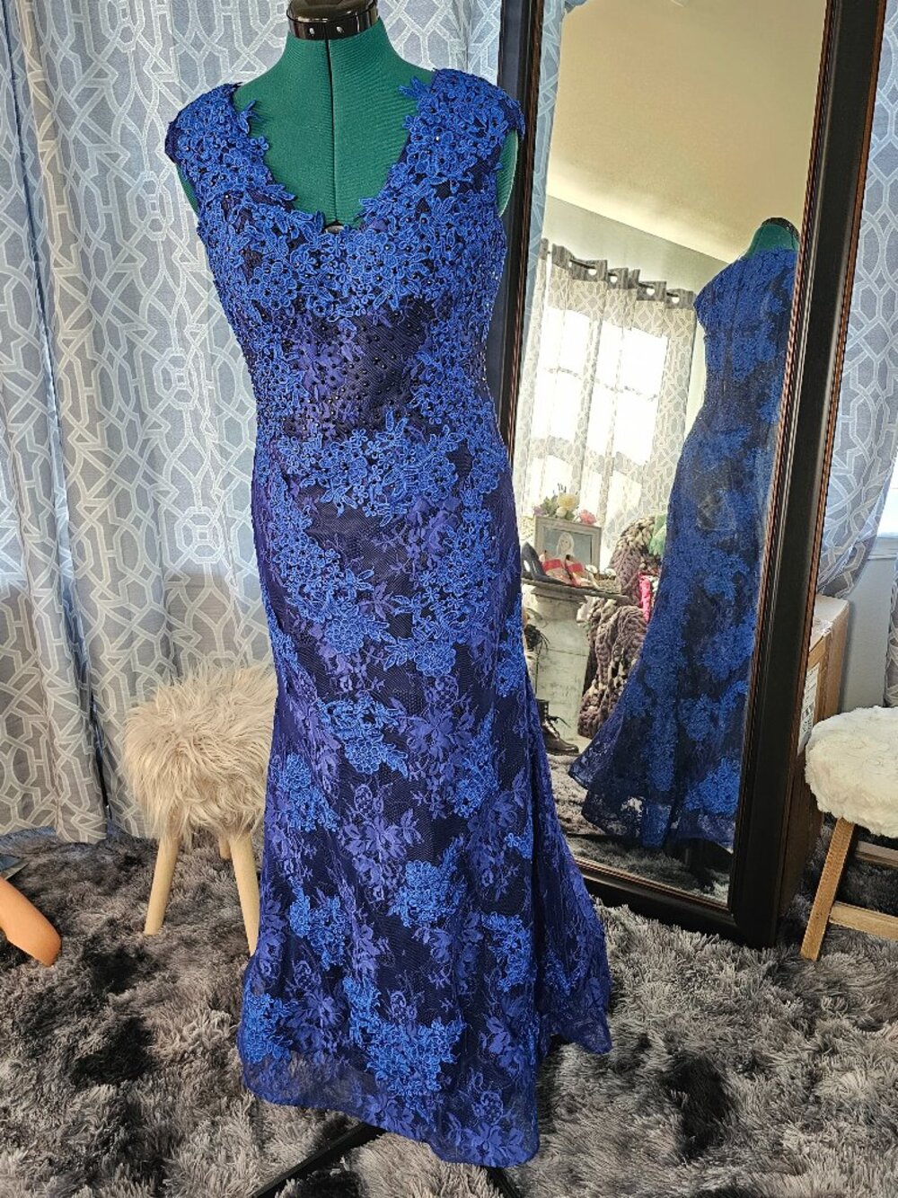 Royal Blue Lace Mermaid Evening Gown, V‑Neck, Floor‑Length, Formal/Brides Mother